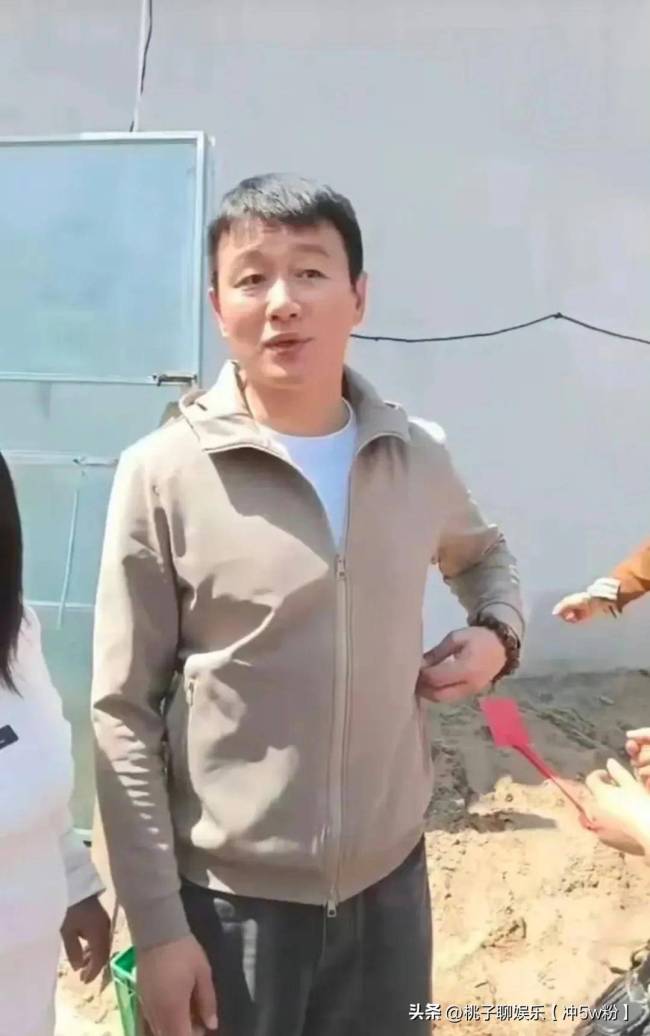 佟大为回老家参加亲戚婚礼 朴素形象深入人心