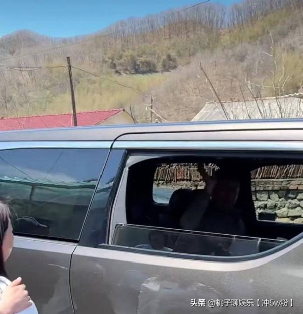 盛多网 佟大为回老家参加亲戚婚礼 朴素形象深入人心